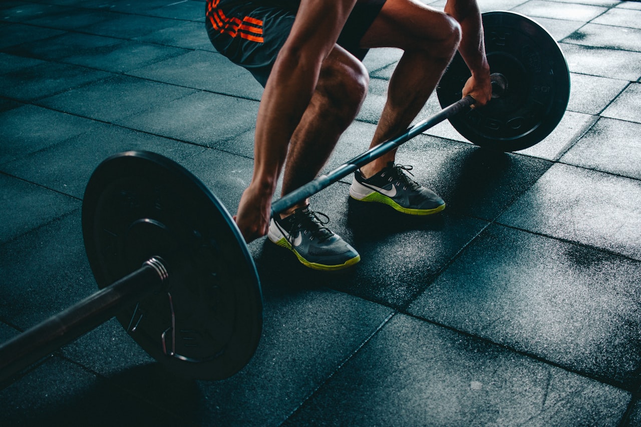 Member berlatih angkat beban di gym