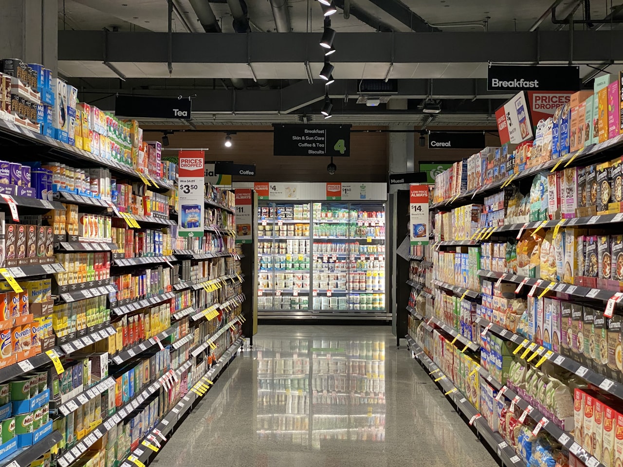 Rak produk di toko ritel