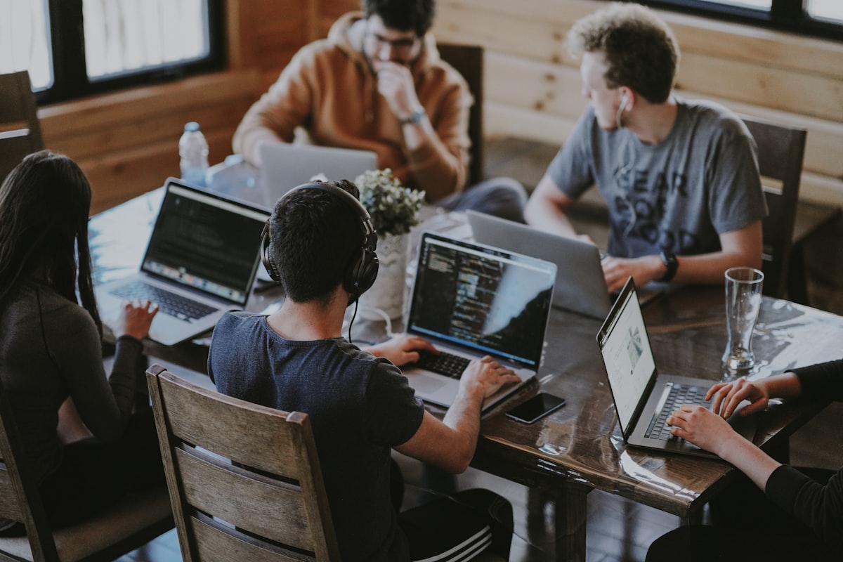 Tim developer Laksana Elang berkolaborasi membangun aplikasi bisnis